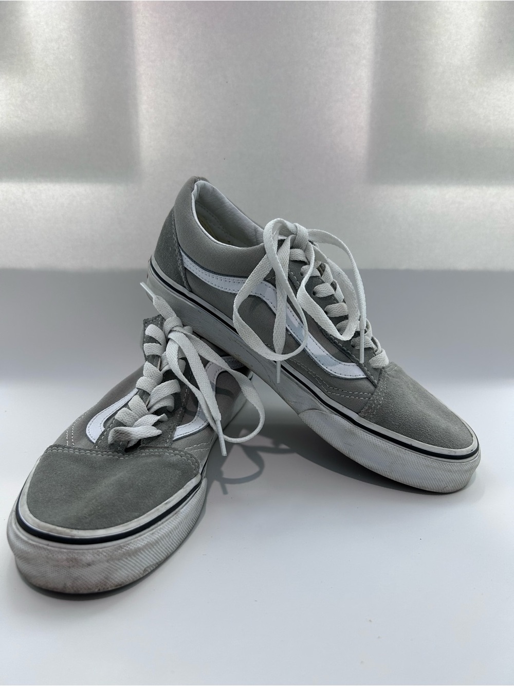 Classic Men's Low-Top Skate Sneakers in Light Gray and White